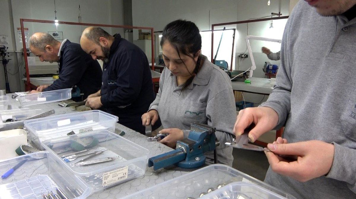 Cerrahi aletlerin makyajı kadın ustadan