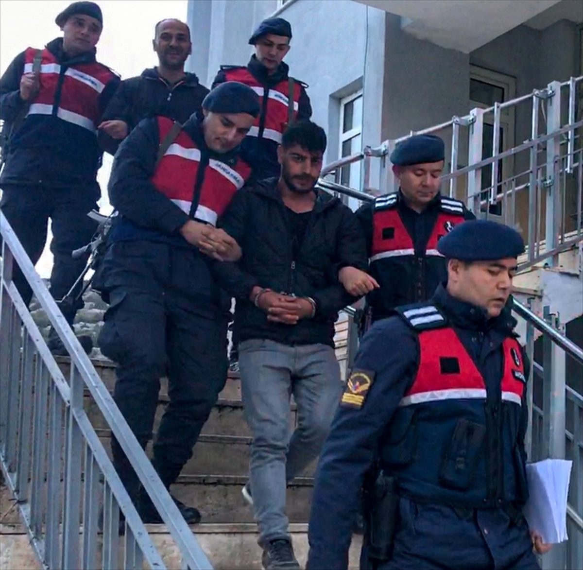 Cezaevi aracından kaçan 2 mahkum yakalandı