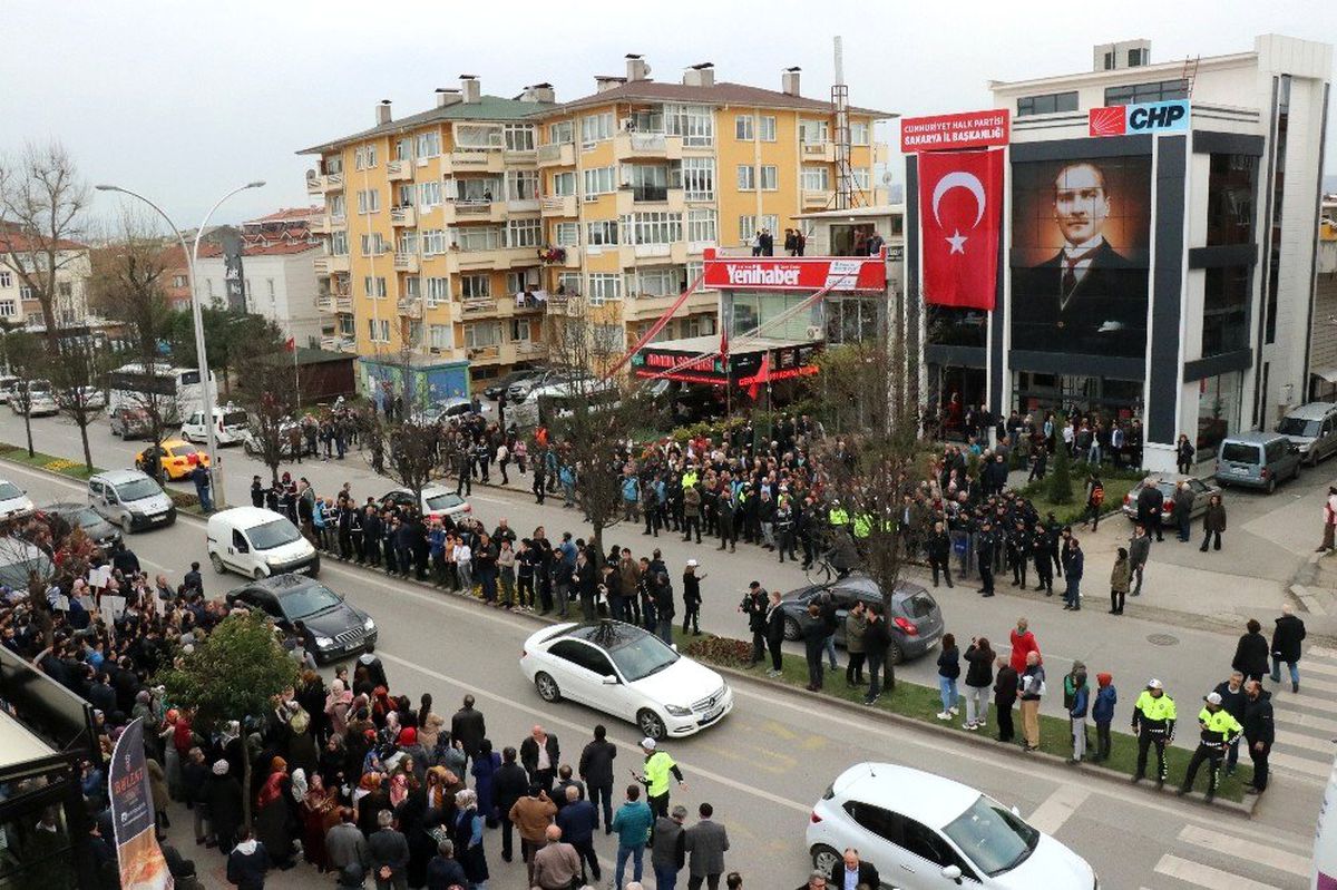CHP Sakarya il binası önünde protesto: 1 gözaltı
