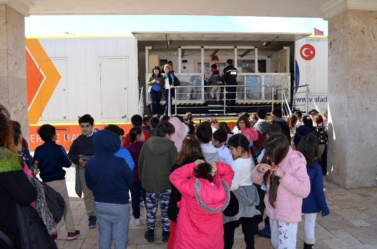 Deprem tır\'ı Didim\'de öğrencilere eğitim verdi