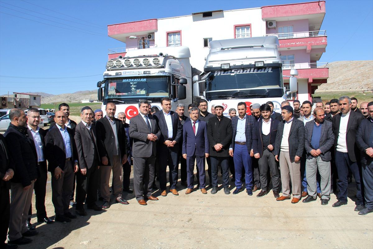 Diyarbakır\'dan İdlib\'e 2 tır insani yardım malzemesi gönderildi