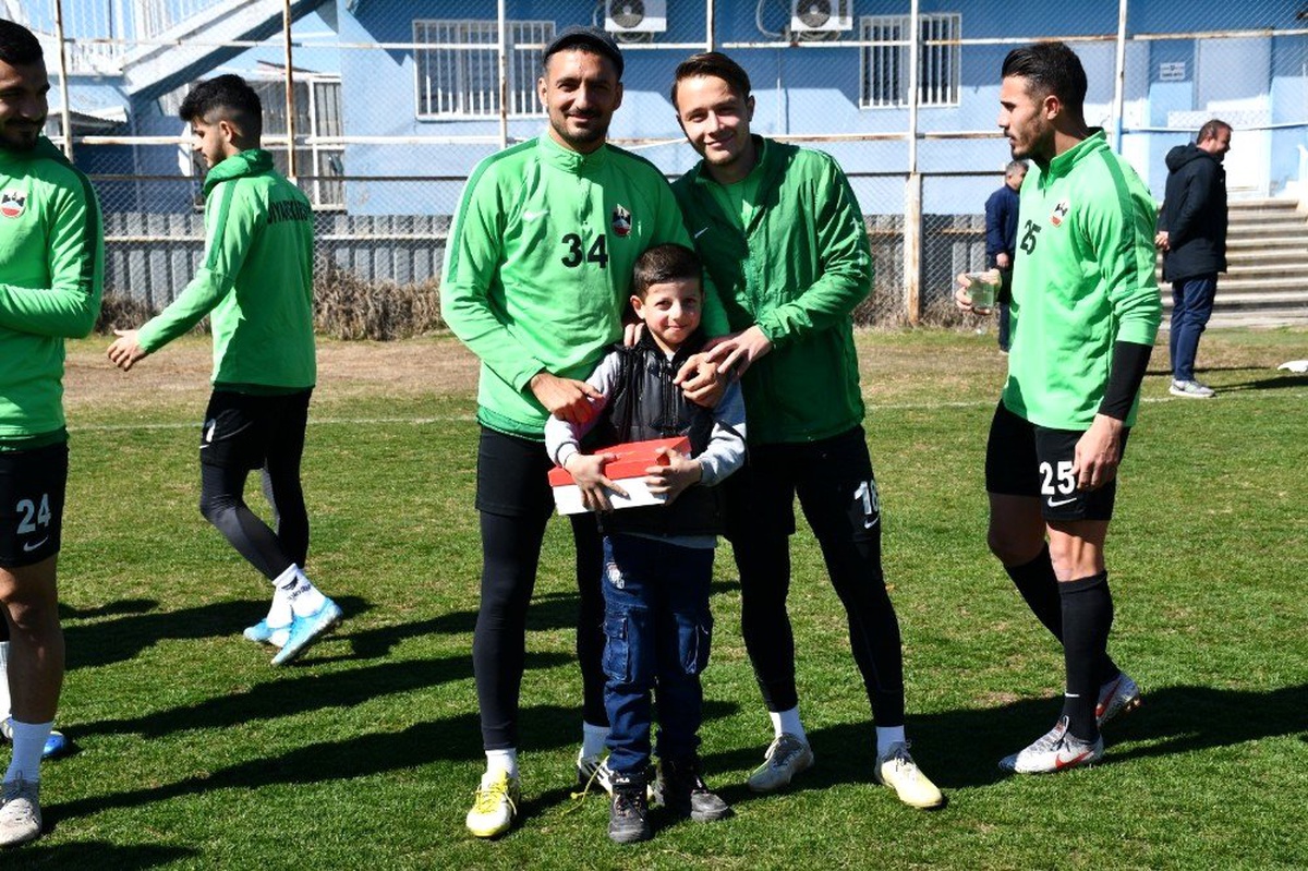 Diyarbekirspor\'dan kitap okuyan öğrencilere anlamlı destek