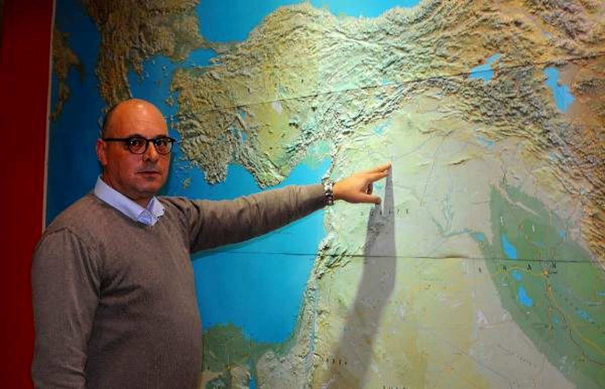 Doç. Dr. Gürson: Hudutta oluşan fotoğraf, Türkiye\'nin hangi yükü taşıdığını gösteriyor