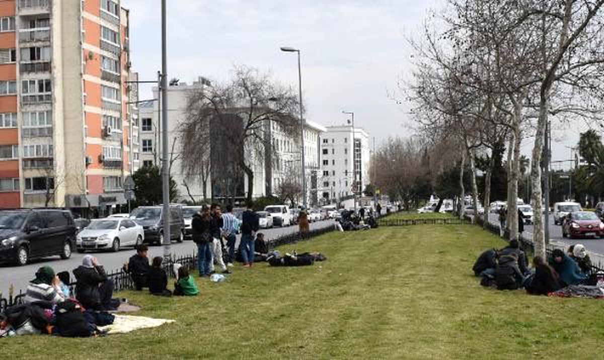 Edirne\'ye gitmek isteyen göçmenlerin Vatan Caddesi\'ndeki bekleyişleri sürüyor