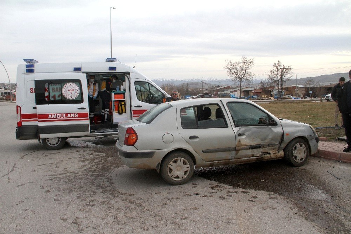 Elazığ\'da minibüs ile otomobil çarpıştı: 1\'i çocuk 4 yaralı