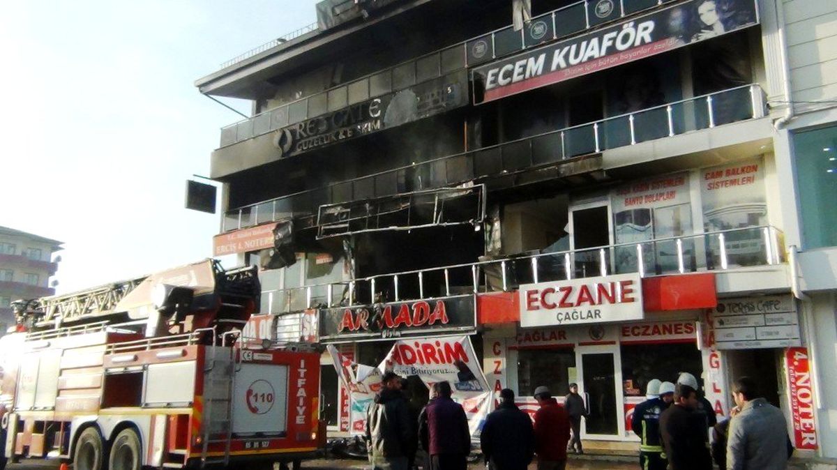 Erciş\'te yangın, 8 iş yeri hasar gördü