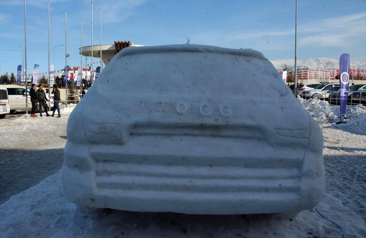 Erzurum\'da Türkiye\'nin otomobilinin kardan heykelini yaptılar