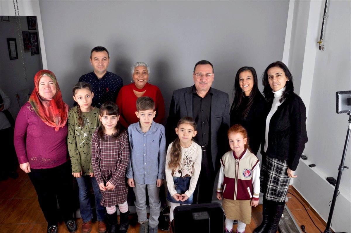 Ezine 75. Yıl İlkokulundan "Selam Olsun Eli Öpülesi Türk Kadınlarımıza" videosu