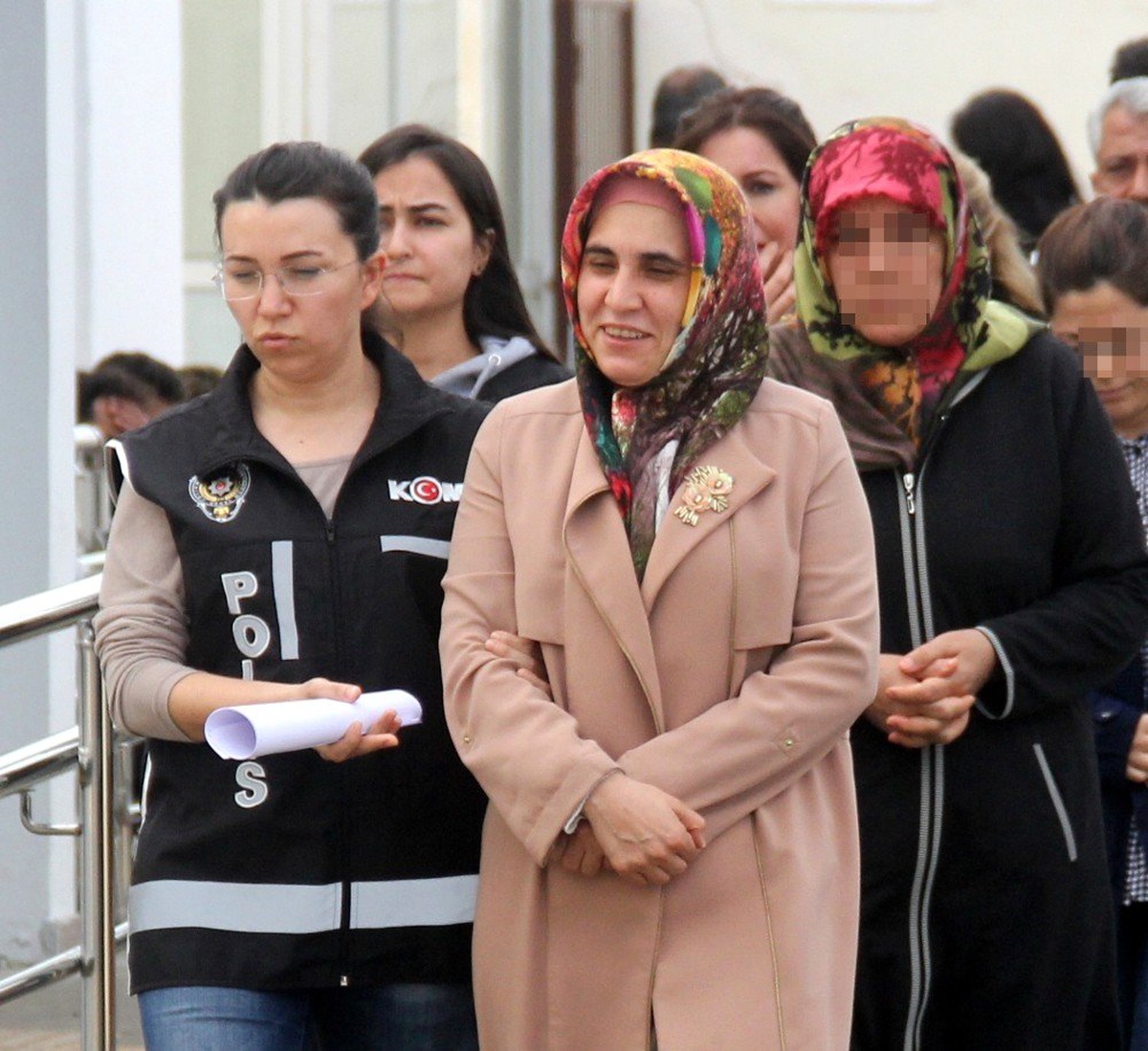 FETÖ\'nün ablası gülerek gittiği adliyede tutuklandı