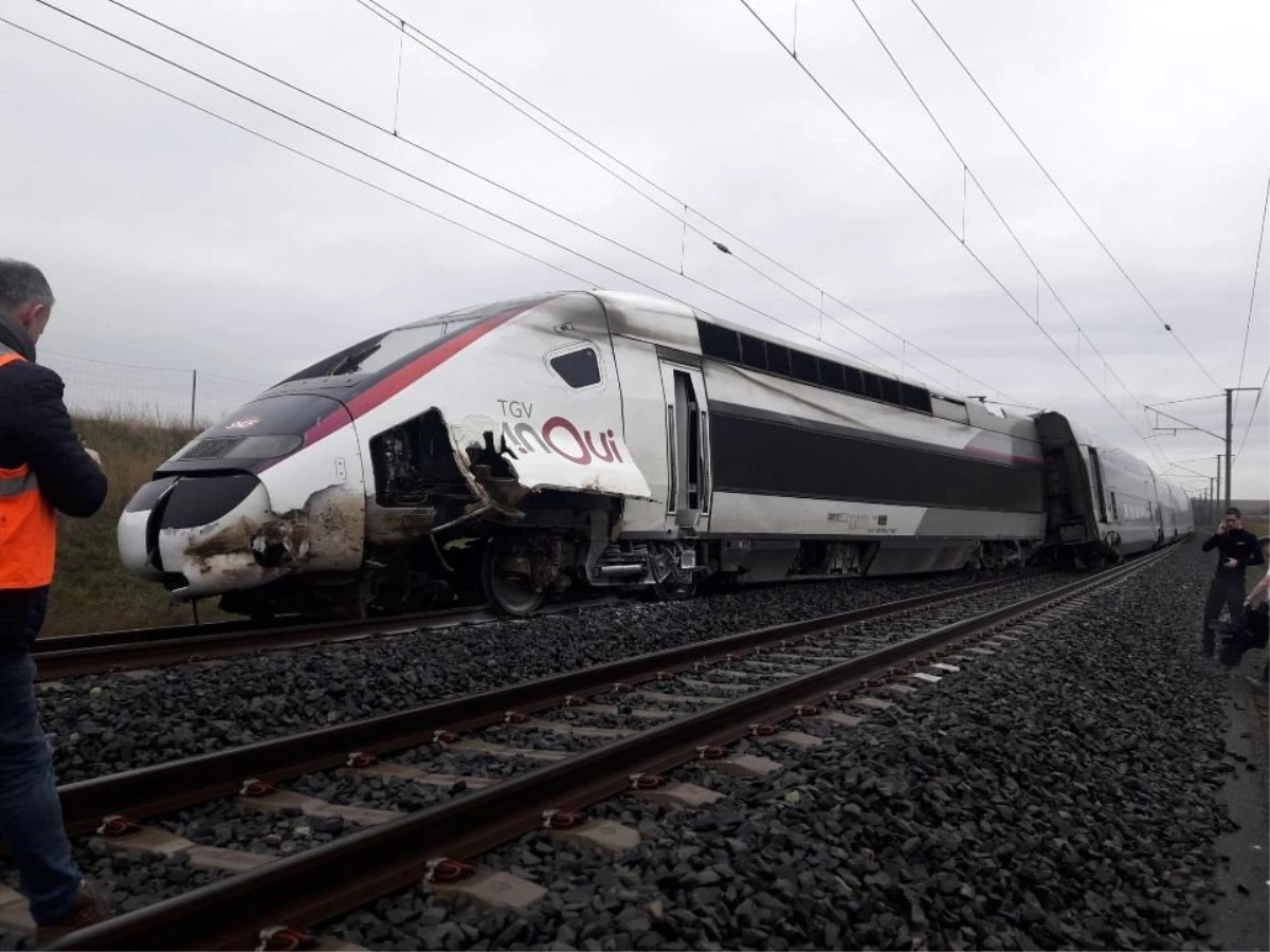 Fransa\'da tren raydan çıktı: 10 yaralı