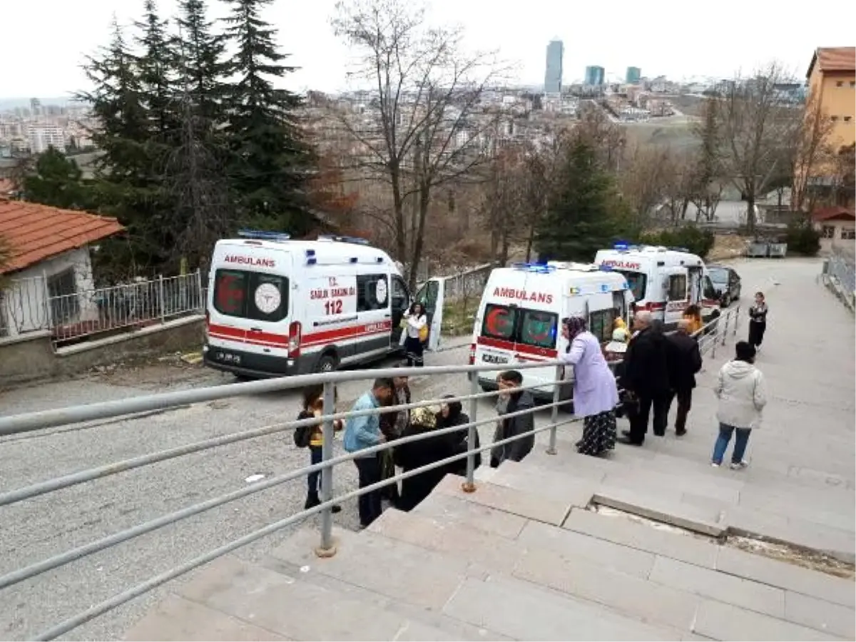 Freni boşalan kamyonet okulun bahçesine düştü: 3 yaralı