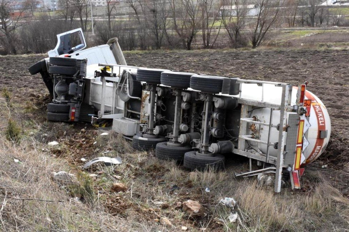 Gaz yüklü tanker kazası ucuz atlatıldı