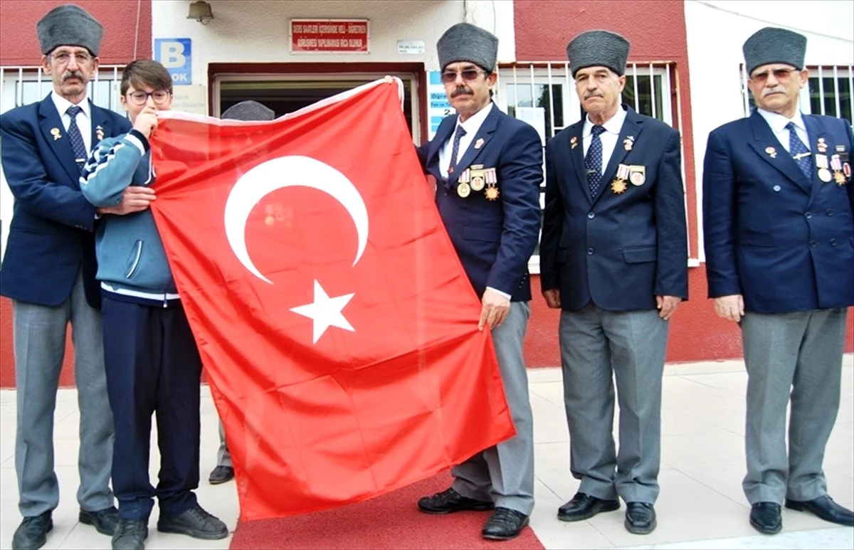 Gazilere asker selamı veren öğrenciye Türk bayrağı hediyesi