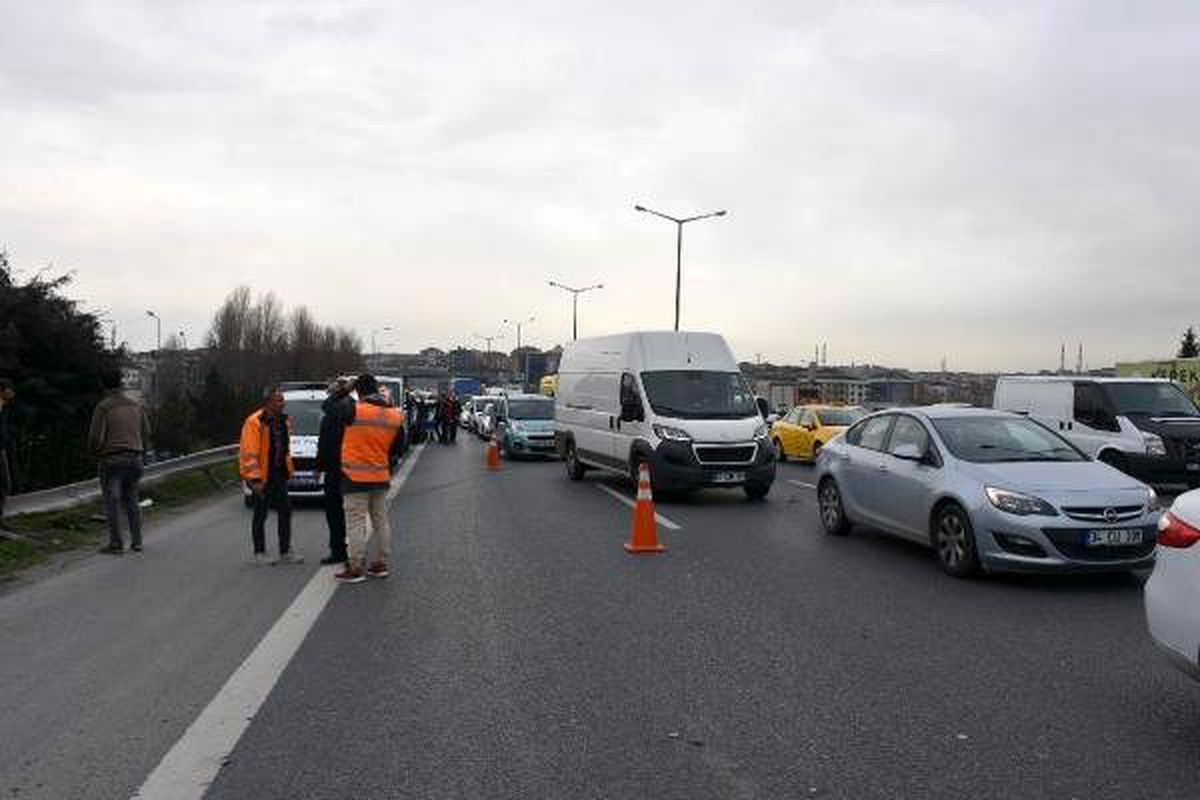 Gaziosmanpaşa\'da içecek yüklü kamyon şarampole yuvarlandı