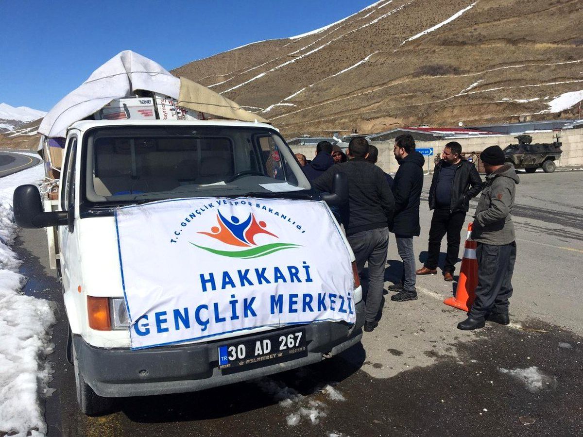 Gençlik merkezinden Başkale\'ye yardım eli