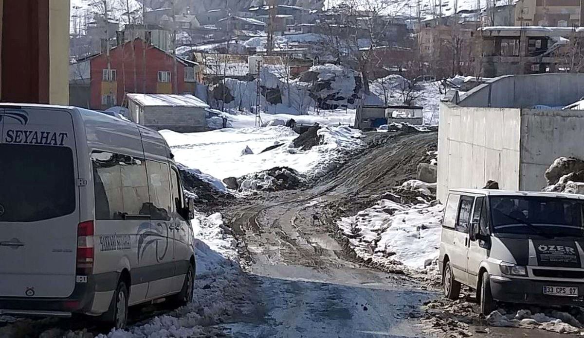 Hakkari\'de yol onarım çalışması
