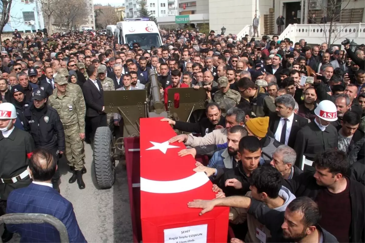 İdlib şehidini son yolculuğuna binler uğurladı