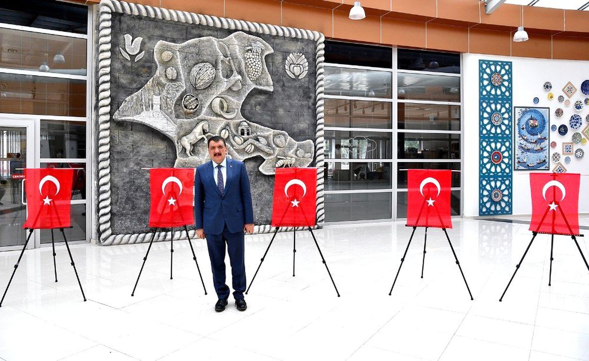 İdlib şehitleri anısı bayrak sergisi