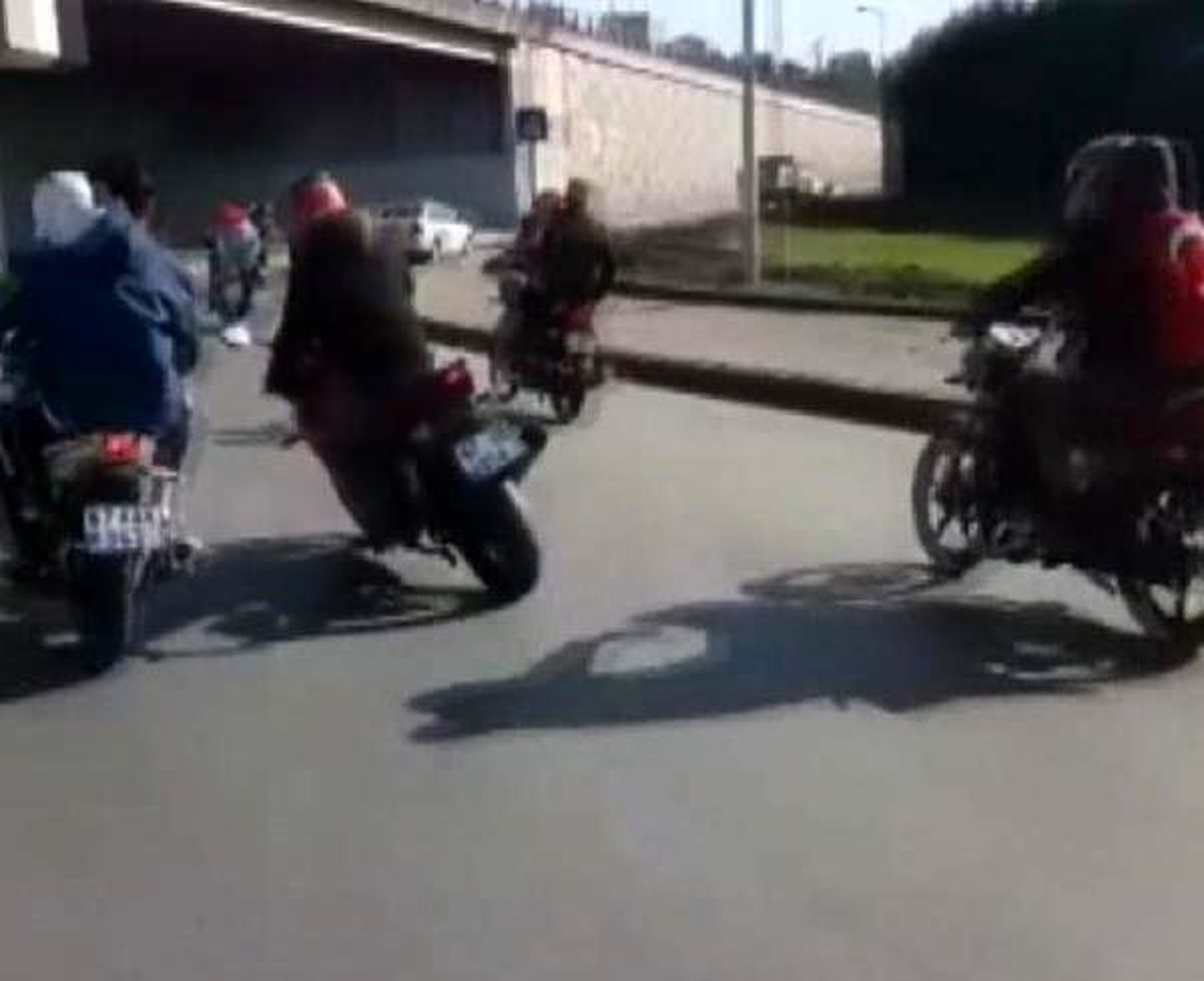 İki motosikletin çarpıştığı kaza kask kamerasında