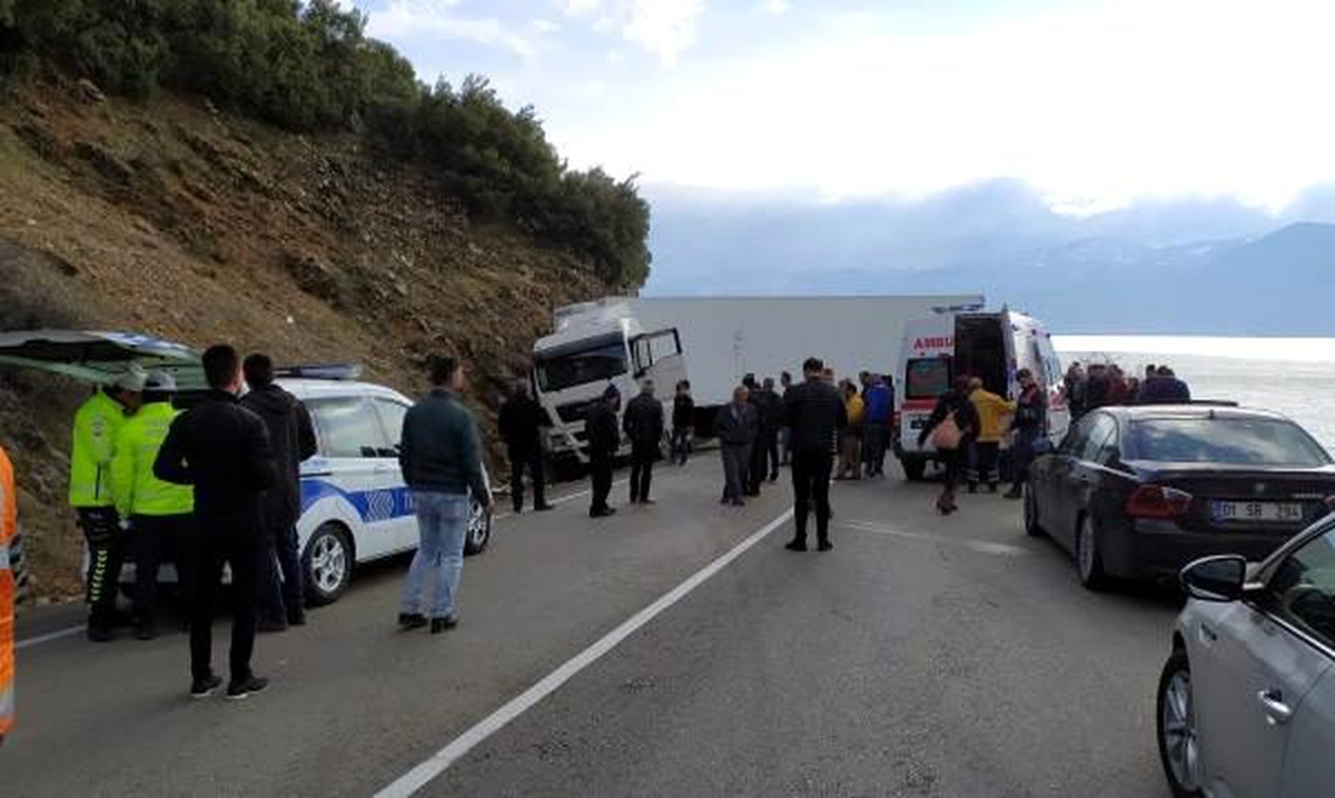 Isparta\'da, TIR ile iki otomobil çarpıştı: 3 yaralı