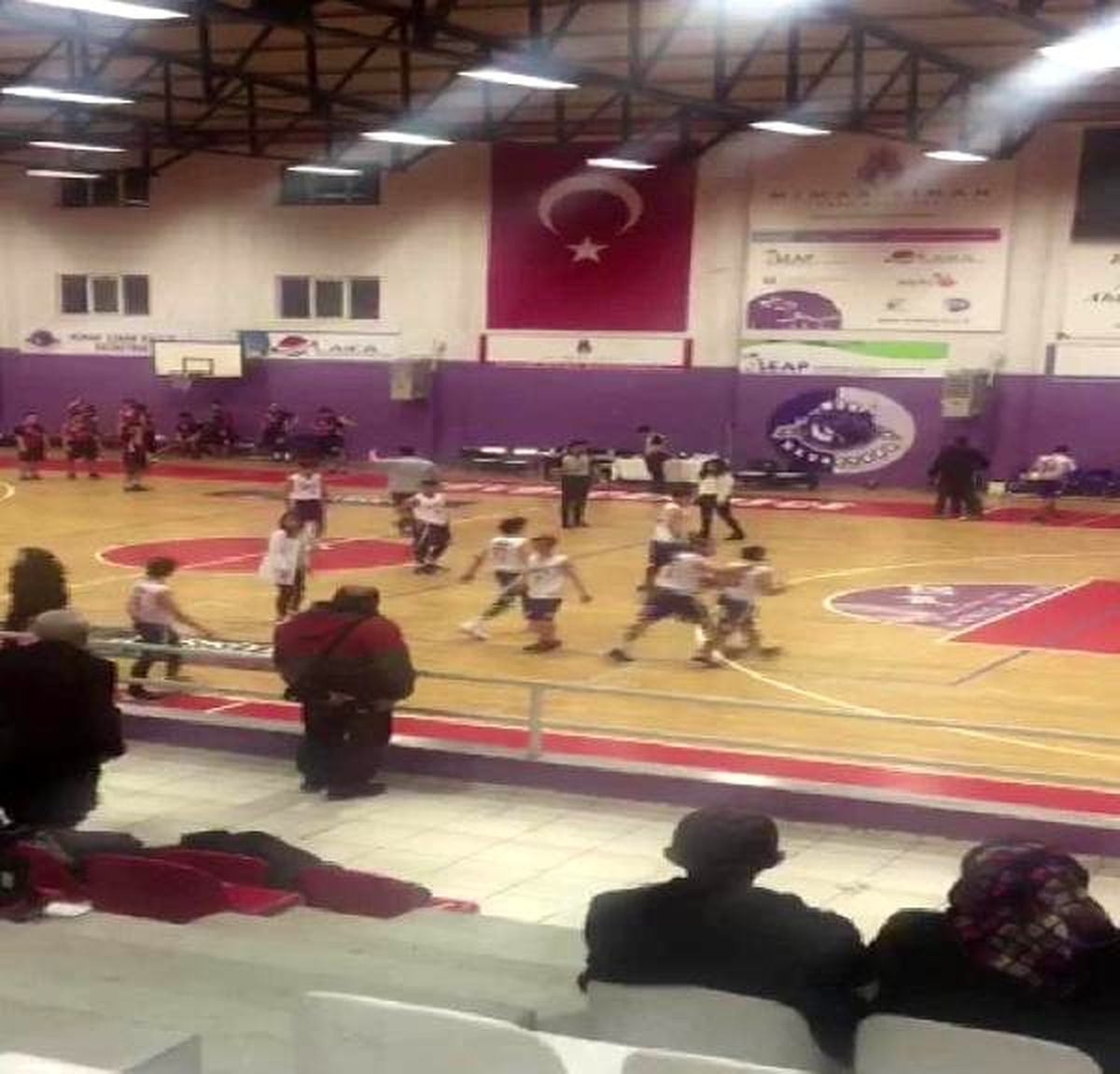 İstanbul\'da basketbol maçında antrenör dehşeti