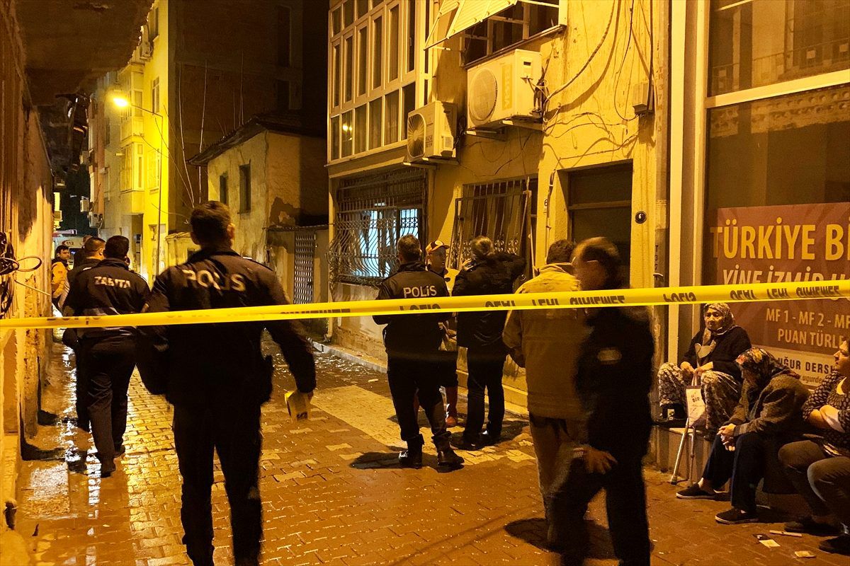 İzmir\'de 3 katlı bir binanın yakınında meydana gelen patlamada maddi hasar oluştu