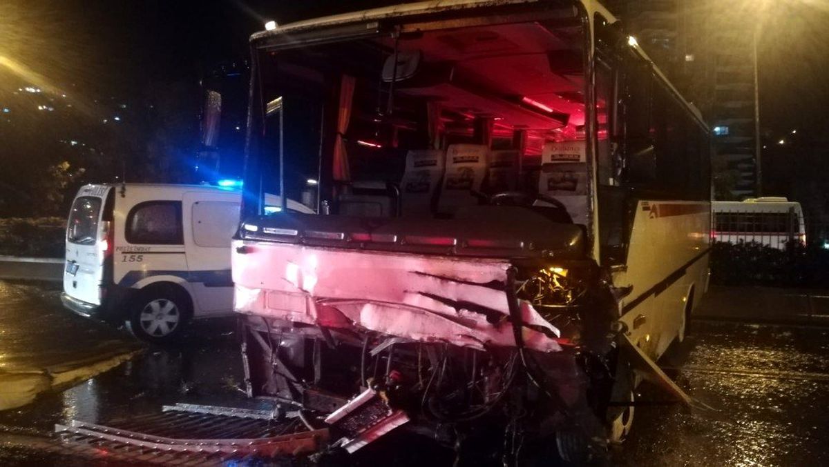 İzmir\'de refüjü ve demir parmakları aşan servis aracı karşı şeride geçti