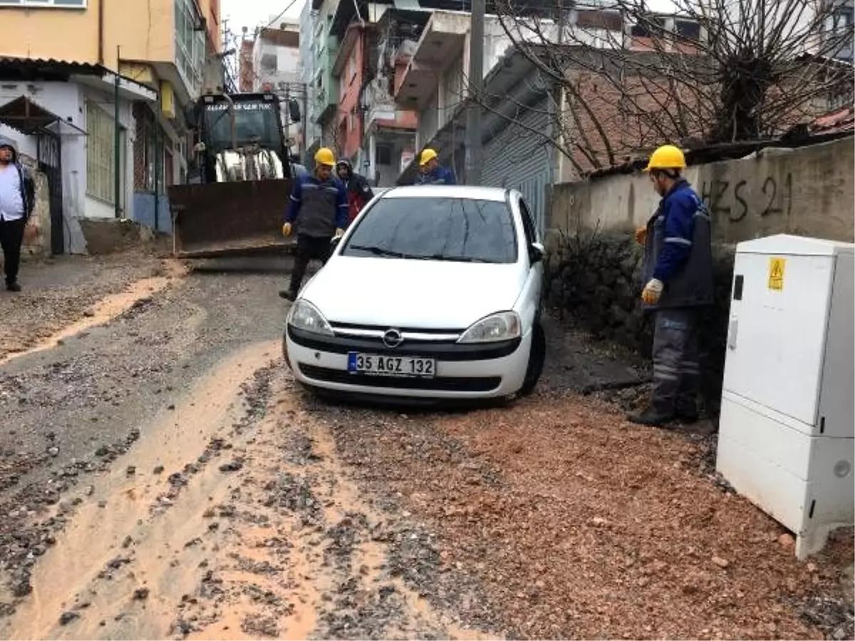 İzmir\'de yağmurda asfalt çöktü; araçlar çukura düştü