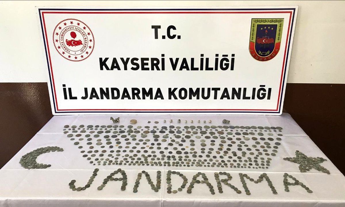 Jandarmanın arama yaptığı evde 711 adet tarihi eser ele geçirildi