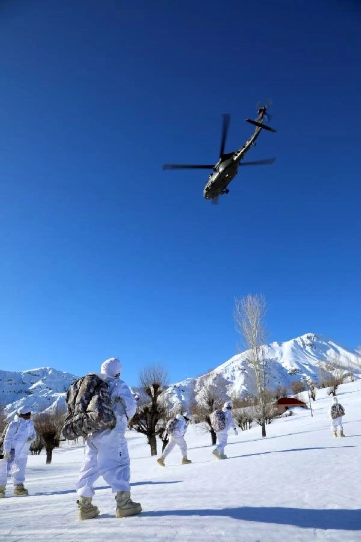 Kardan yolu kapanan köye, jandarmadan helikopterle gıda yardımı