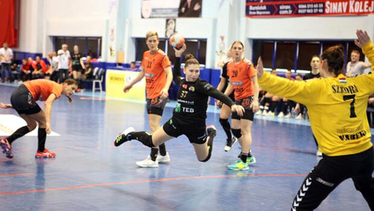 Kastamonu Belediyespor, EHF Kupası çeyrek final maçı için Macaristan\'a gitti