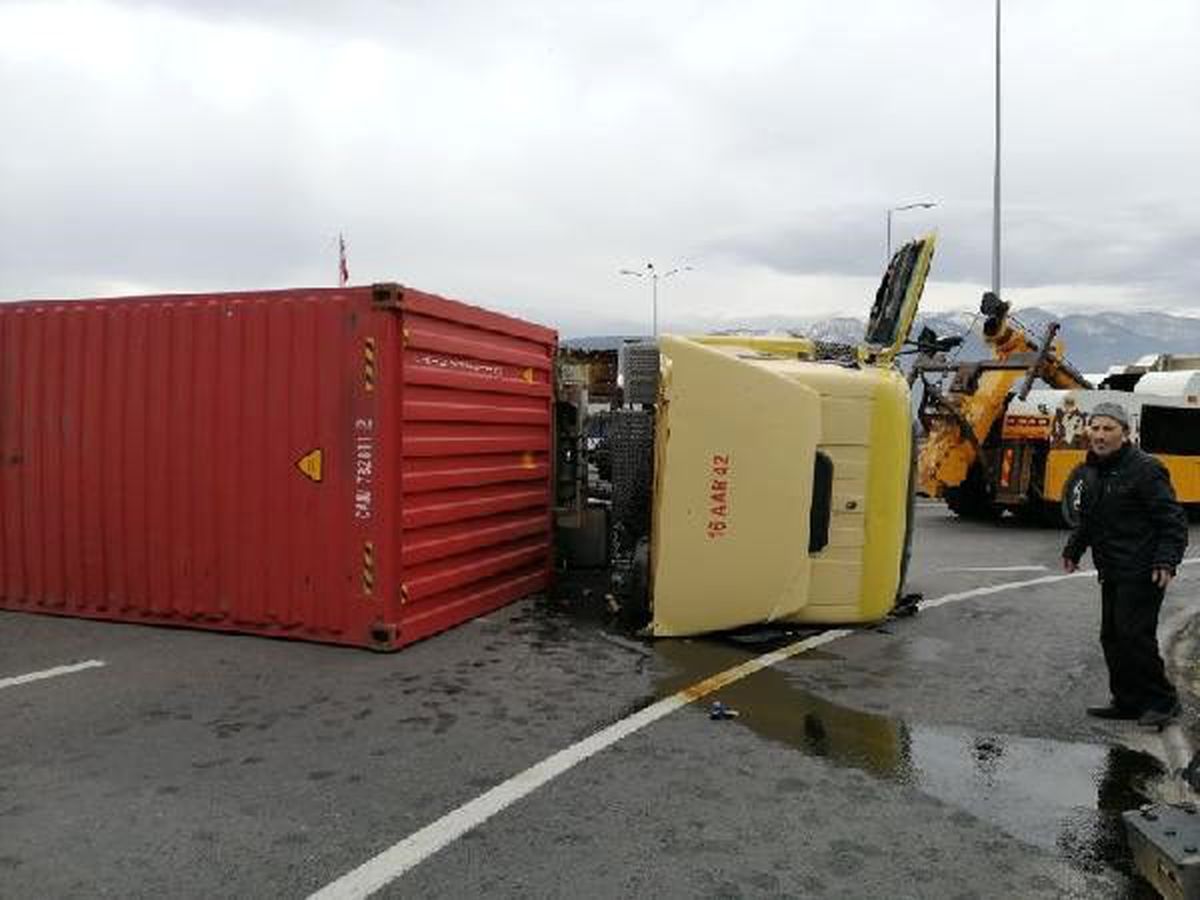 Kavşakta TIR devrildi; sürücü yaralandı, yol 3 saat ulaşıma kapandı