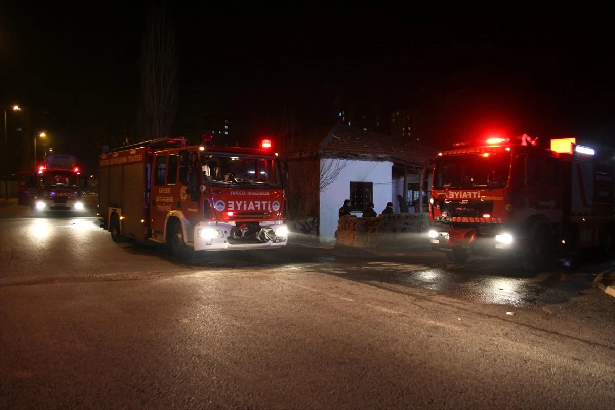 Kayseri\'de Suriyelilerin yaşadığı evde çıkan yangın itfaiye ekiplerince söndürüldü