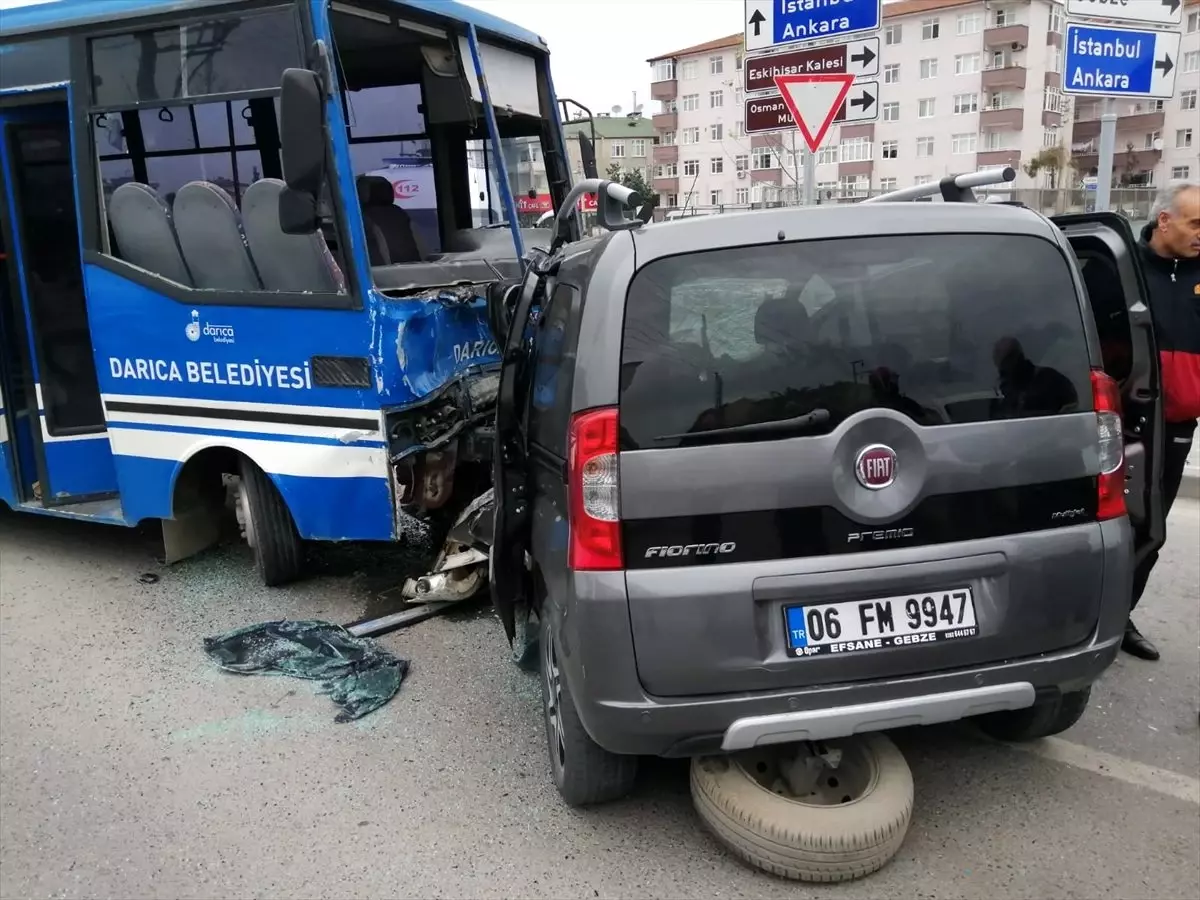 Kocaeli\'de hafif ticari araç ile midibüs çarpıştı: 20 yaralı