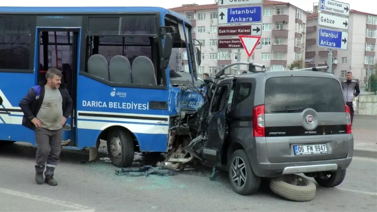 Kocaeli\'de öğrenci taşıyan minibüs kaza yaptı: 27 yaralı