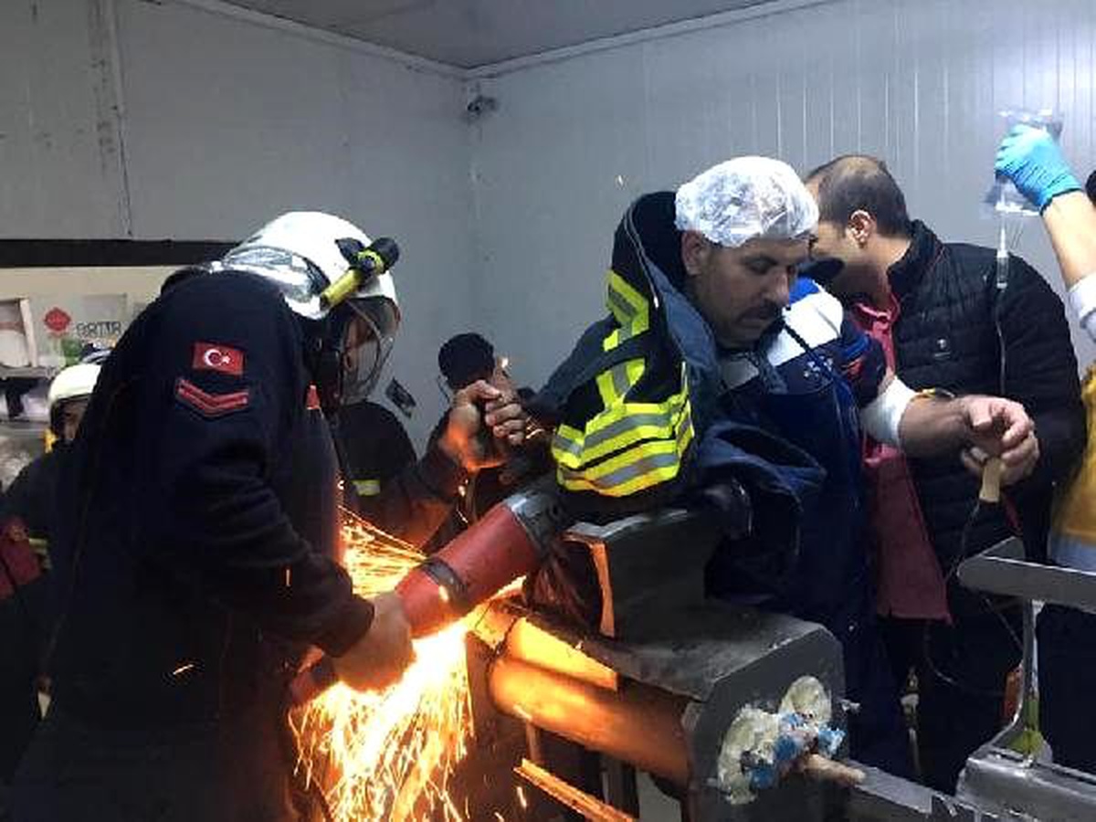 Kolunu tereyağı makinesine kaptırdı