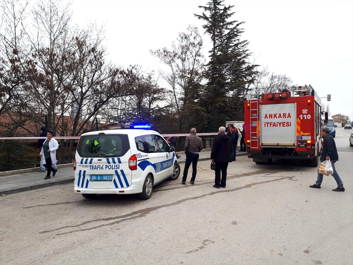 Kontrolden çıkan kamyonet okul bahçesine düştü
