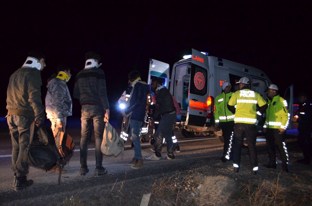 Konya\'da sığınmacıları taşıyan minibüs devrildi: 14 yaralı