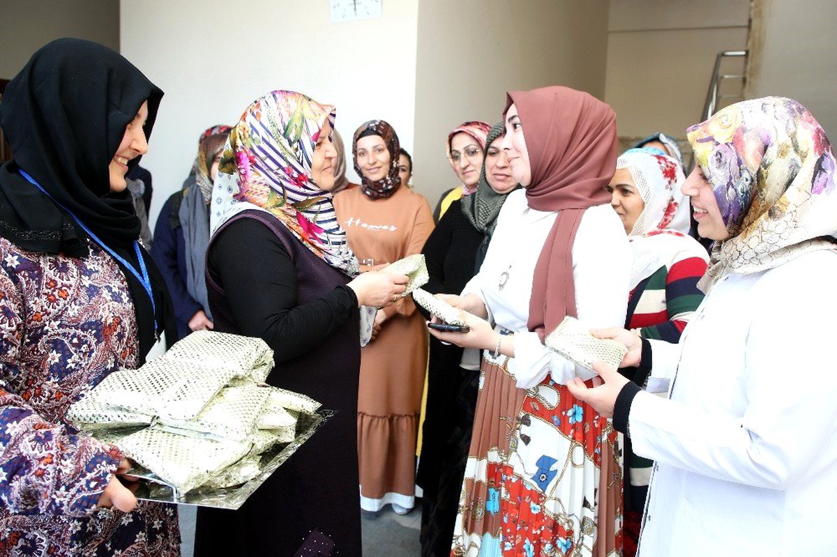Kursiyer kadınlara \'8 Mart Dünya Kadınlar Günü\' sürprizi