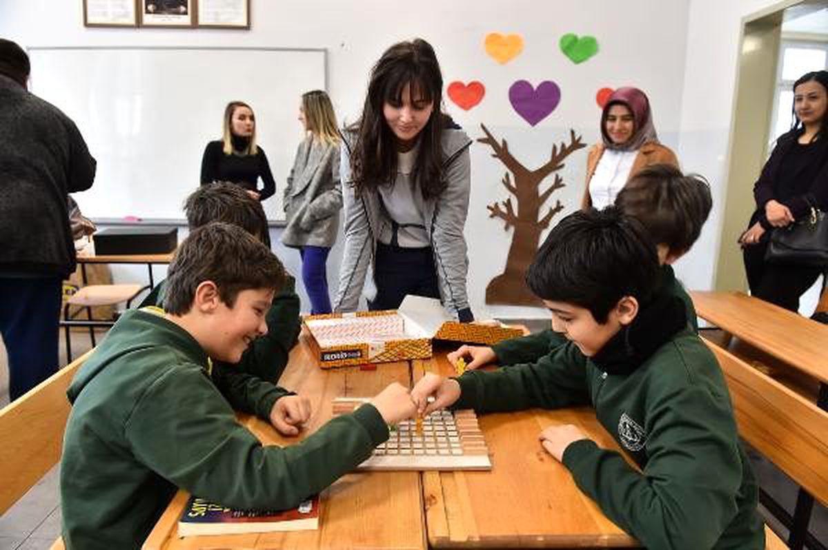 Lise öğrencileri, ilkokul öğrencilerine \'E-STEAM\' eğitimi verdi