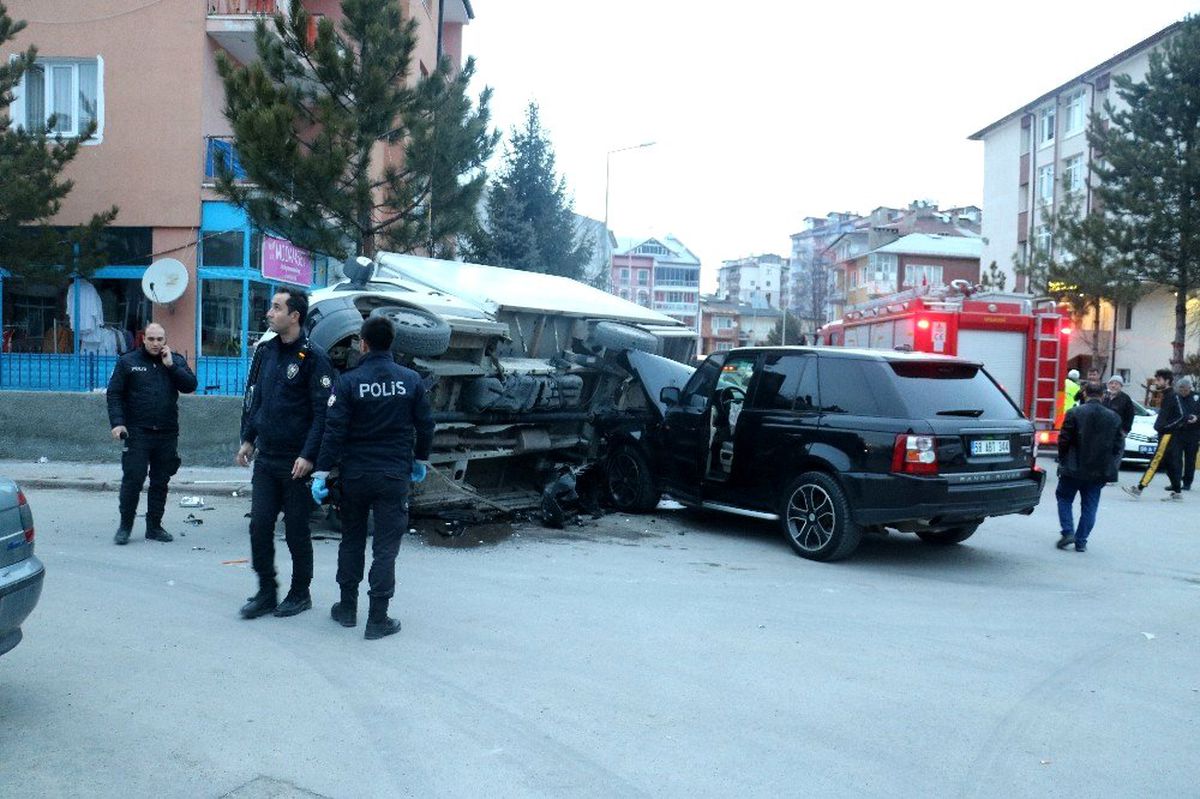Lüks cipin çarptığı kamyon devrildi: 2 yaralı