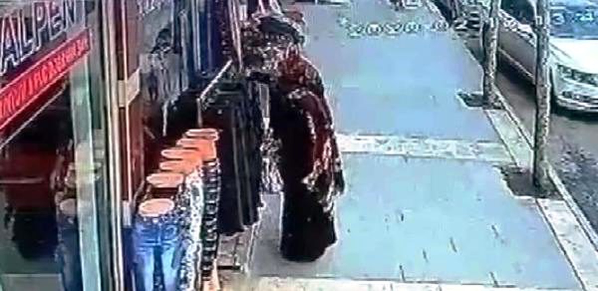 Mağaza önünden etek hırsızlığı kamerada