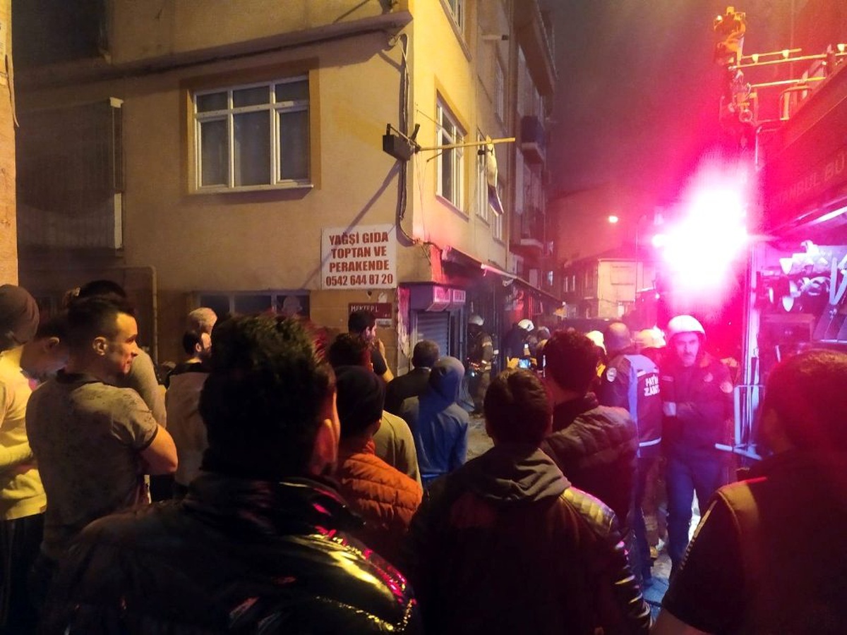 Markette korkutan yangın: Patlamalar meydana geldi