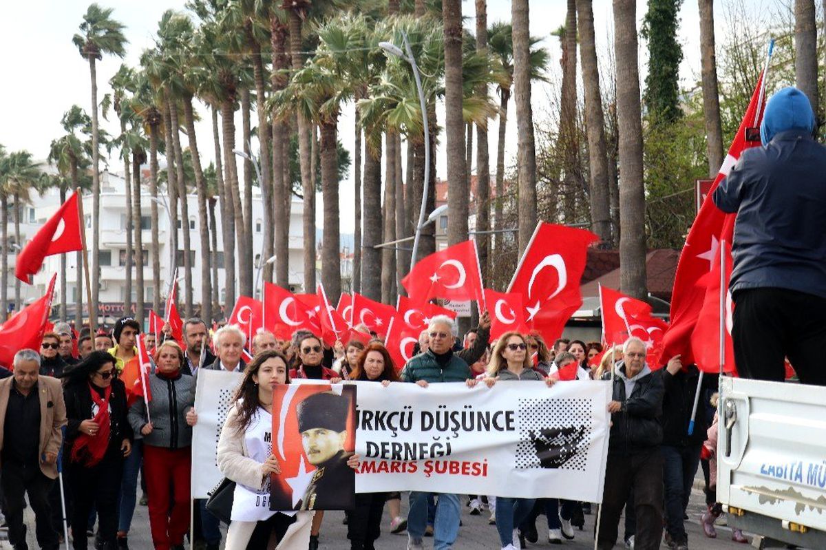 Marmaris\'te \'Şehitlere Saygı\' yürüyüşü