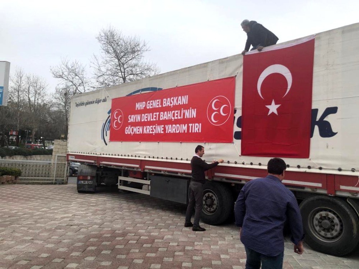 MHP Lideri Bahçeli\'nin yardım tırları göçmenlere ulaştı
