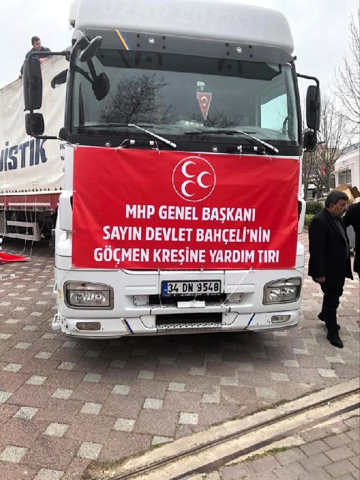 MHP\'nin yardım TIR\'ı göçmenlere ulaştı