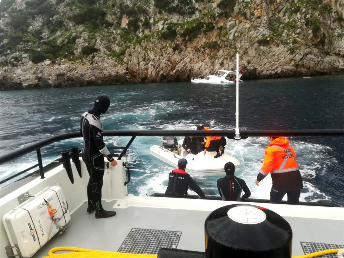 Muğla\'da su alan teknedeki 3 kişi kurtarıldı