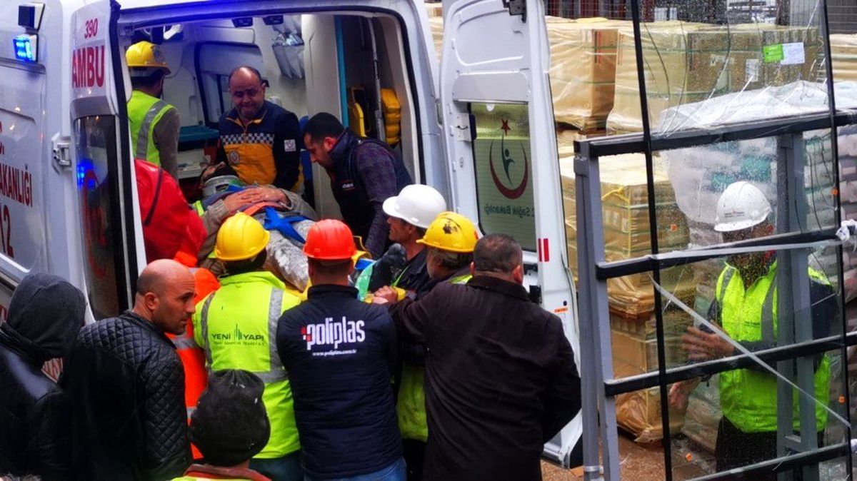 Nazilli\'de inşaat iskelesi devrildi, 1 işçi yaralandı