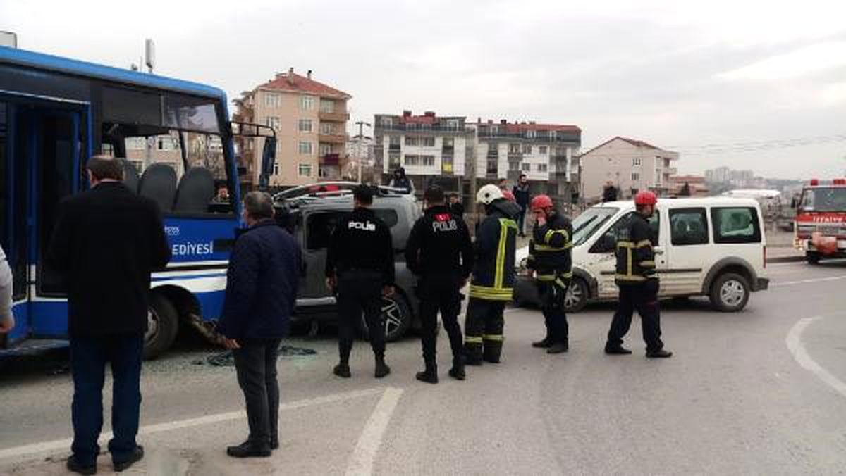 Öğrenci midibüsü ile hafif ticari araç çarpıştı: 27 yaralı