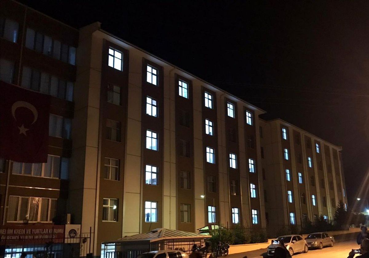 Öğrenciler yurdun ışıklarıyla TSK yazdı